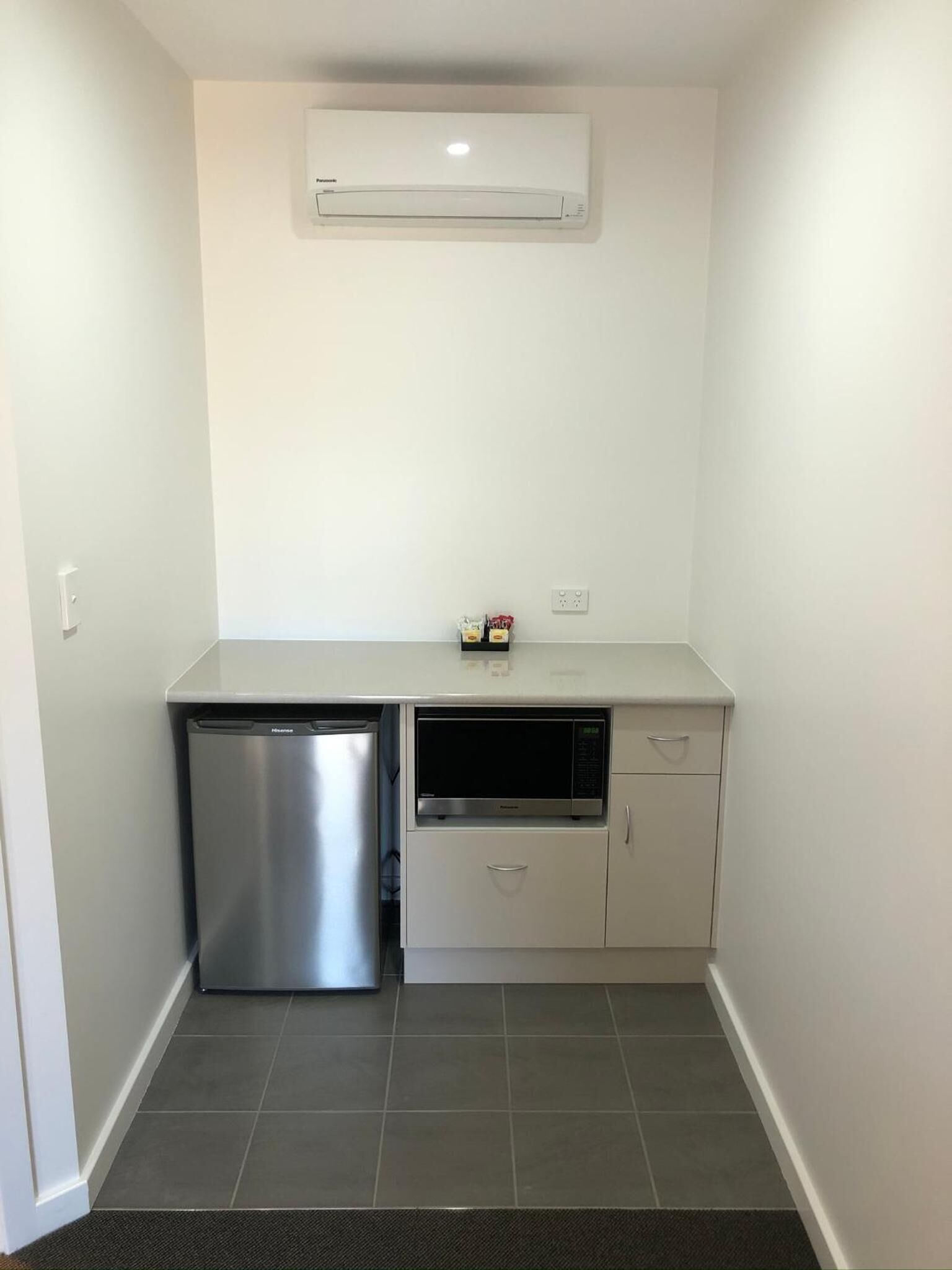 Tủ lạnh, lò vi sóng, dụng cụ pha cà phê/trà 