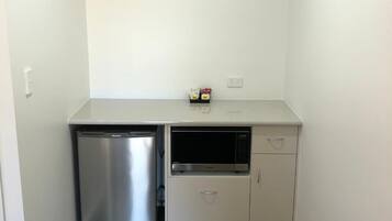 Kjøleskap, mikrobølgeovn og kaffetrakter/tekoker