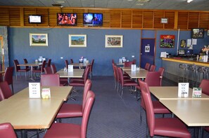 Lunch and dinner served - Brolga Hotel Motel (Coleambally)