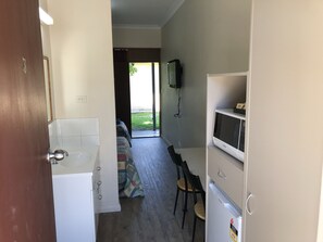 Phòng cơ bản, 1 phòng ngủ | Bàn, màn/rèm cản sáng, phòng cách âm, bàn ủi/dụng cụ ủi quần áo