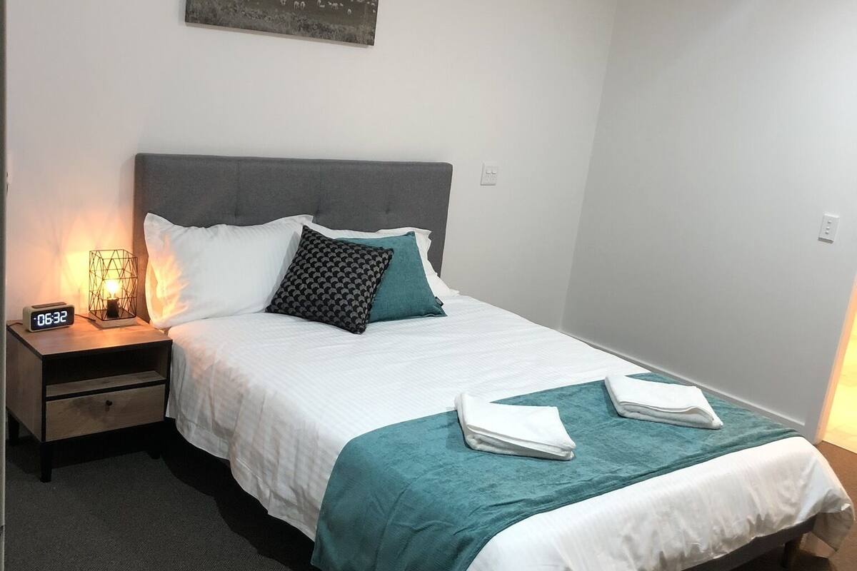 Design-Zimmer | Schreibtisch, Verdunkelungsvorhänge, schallisolierte Zimmer