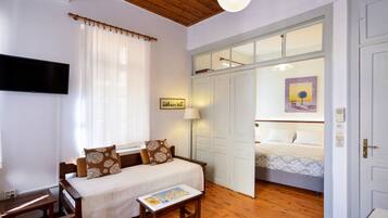 Studio, Balcony | Peti besi dalam bilik, meja, seterika/papan seterika, Wi-fi percuma