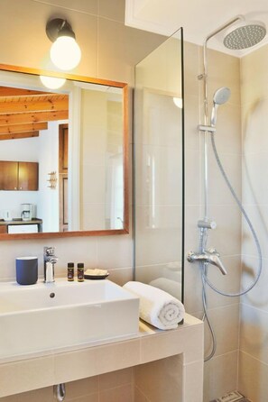Studio, terrasse | Salle de bain | Douche, articles de toilette (gratuits), séchoir à cheveux, pantoufles