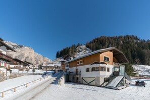 Front of property - Hotel Solaia (Selva di Val Gardena)