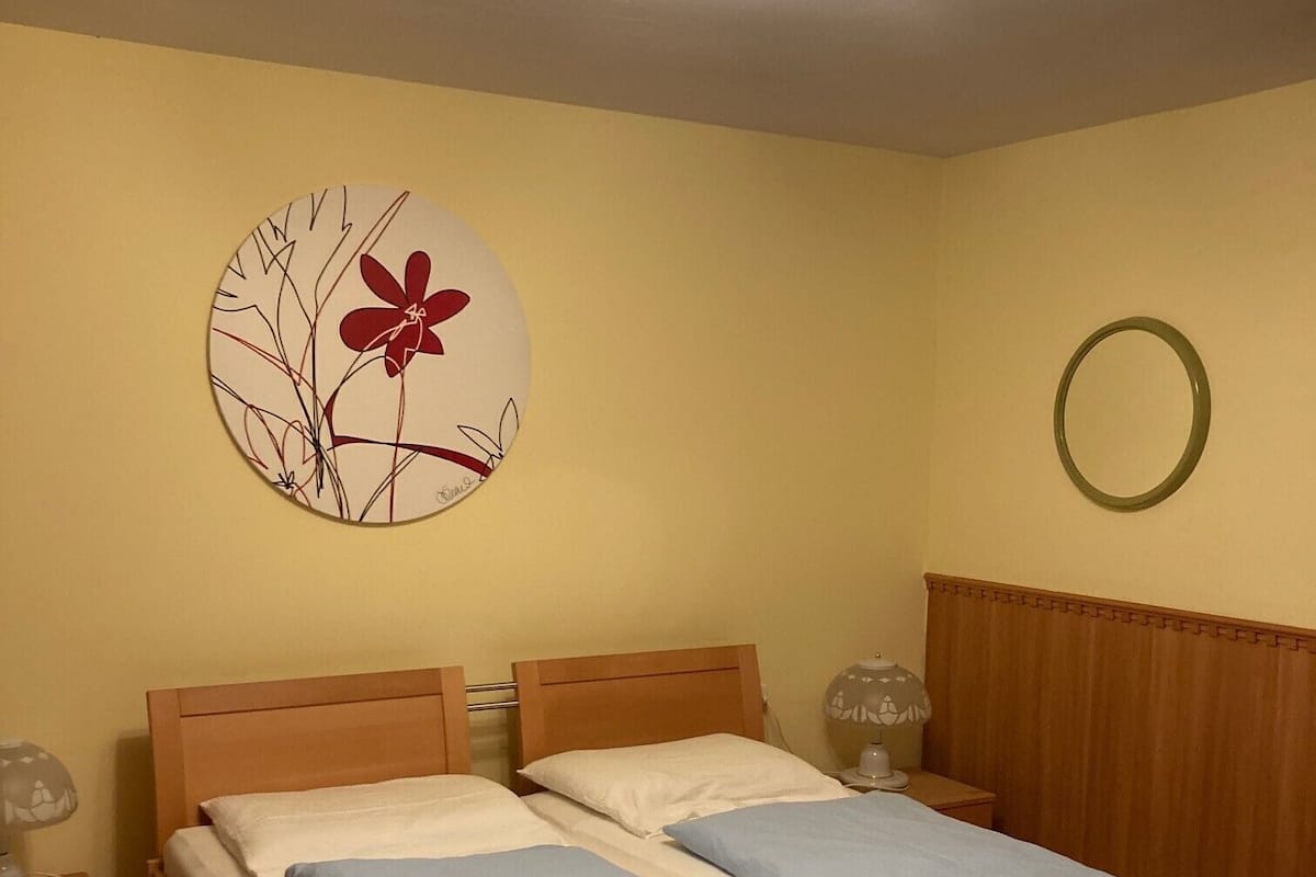 Chambre économique double ou avec lits jumeaux | 1 chambre, coffre-fort, bureau, accÚs au Wi-Fi (inclus)