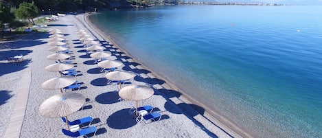 Nära stranden, solstolar, parasoller och strandbarer