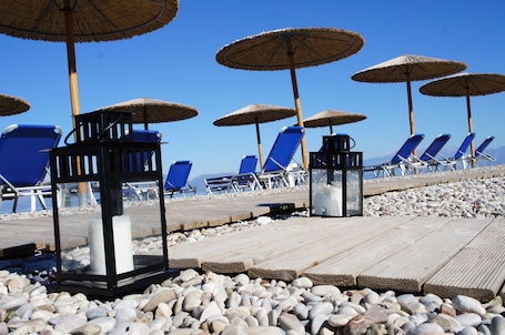 Una playa cerca, sillas reclinables de playa, sombrillas. Stavento Apartments