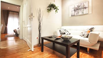 Suite, Balcony | Desk, iron/ironing board, free cribs/infant beds, rollaway beds