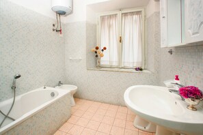 Quarto casal clássico | Banheiro | Chuveiro, produtos de toalete grátis, secador de cabelo, bidê