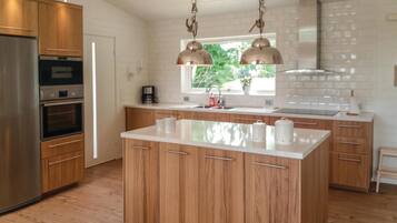 Fridge, stovetop, dishwasher, coffee/tea maker