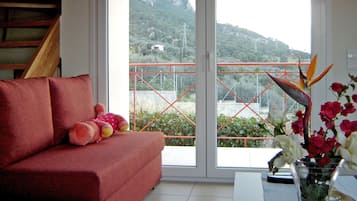 Villa, 3 camere da letto, idromassaggio, vista mare (Trapeza) | Area soggiorno | TV a schermo piatto 28 pollici con canali satellitari, TV, caminetto