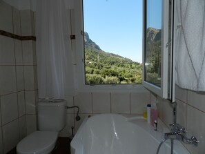 Villa, 3 habitaciones, bañera de hidromasaje, vistas al mar (Trapeza) | Baño | Bañera y ducha independientes y artículos de higiene personal gratuitos
