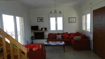 Villa, 3 slaapkamers, bubbelbad, uitzicht op zee (Trapeza) | Woonruimte | Een 28-inch flatscreentelevisie met satellietzenders en televisie