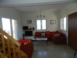 別墅, 3 間臥室, 熱水浴缸, 海景 (Trapeza) | 起居區 | 28-吋平面電視、衛星頻道、電視、壁爐