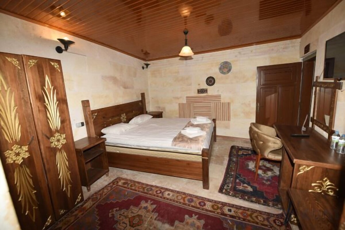In-room safe, soundproofing, WiFi (free)