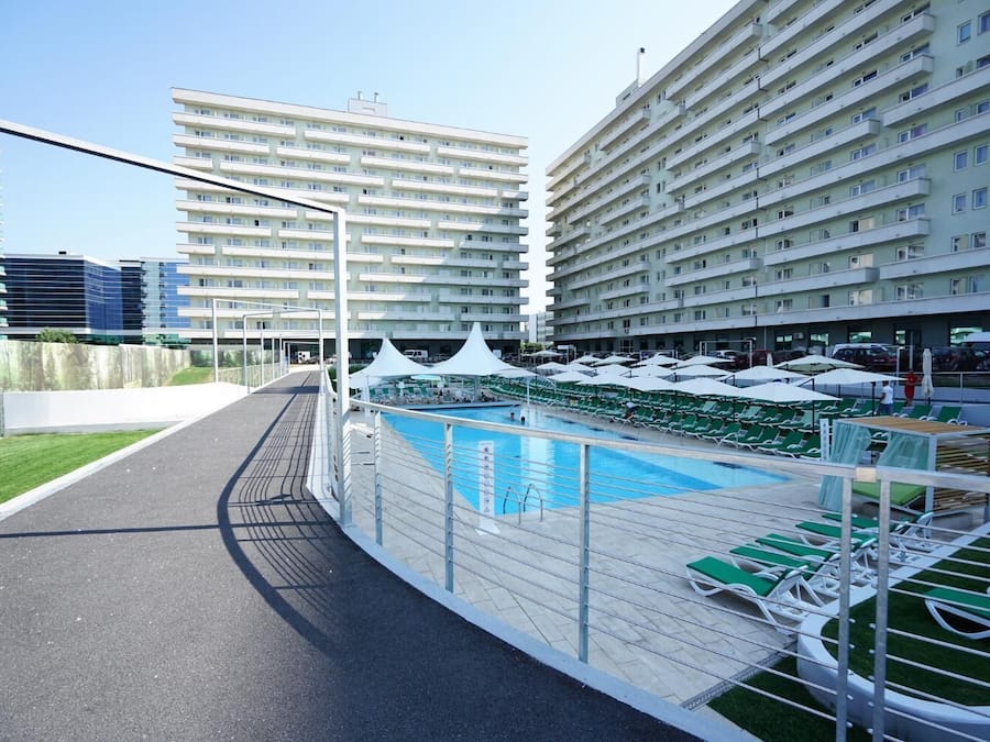 Una piscina al aire libre de temporada