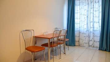 Cortinas blackout, tabla de planchar con plancha y wifi gratis