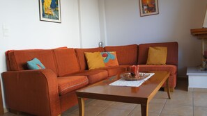 Villa, 3 chambres, en face de la plage | Aire de séjour | Téléviseur à écran plat, foyer, lecteur de DVD