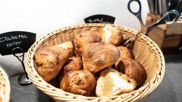 Una cesta de bollos de pan crabcotta con un cartel que indica el tipo.