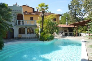 Una piscina al aire libre de temporada