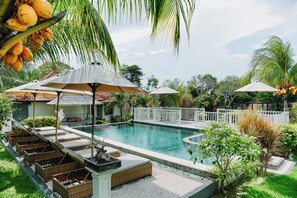 Outdoor pool, pool loungers - Taman Asih Bingin Homestay (Pecatu)