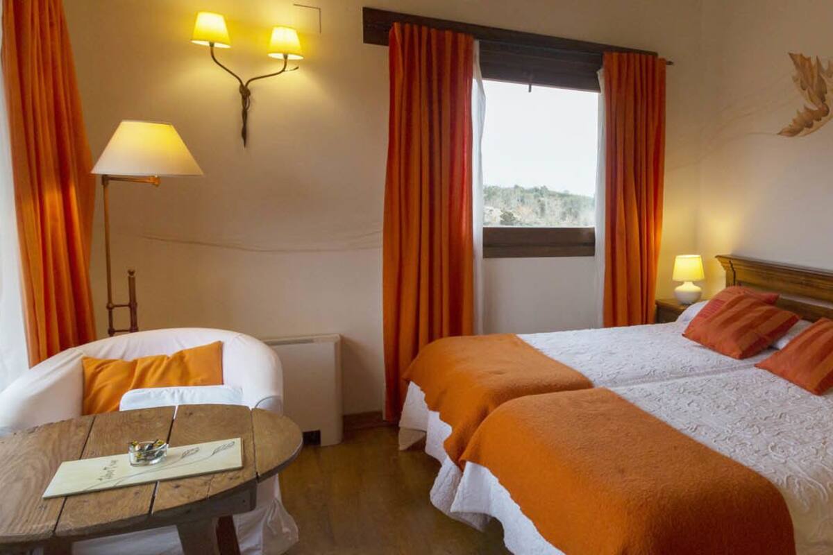 Phòng đôi hoặc 2 giường đơn | Két bảo mật tại phòng, phòng cách âm, giường gấp/giường phụ (phụ phí)