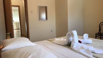 Quadrupla Comfort, balcone, vista porticciolo | Una scrivania, ferro/asse da stiro, culle/letti per bambini (gratuiti)