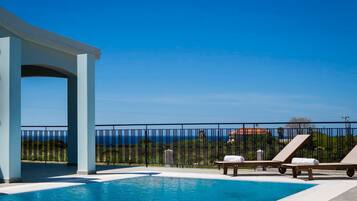 Seirios Luxury Villa | Terrace/patio