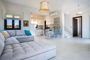 Villa (Seirios) | Sala de estar | Una televisión de pantalla plana