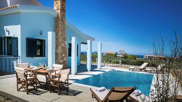 Seirios Luxury Villa | Private pool