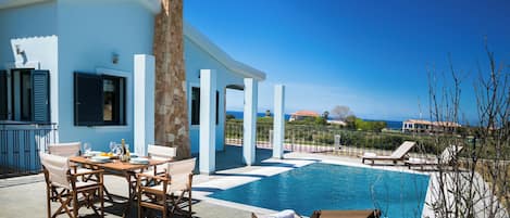 Seirios Luxury Villa | Private pool