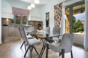 Afrodite Luxury Villa | 다이닝룸