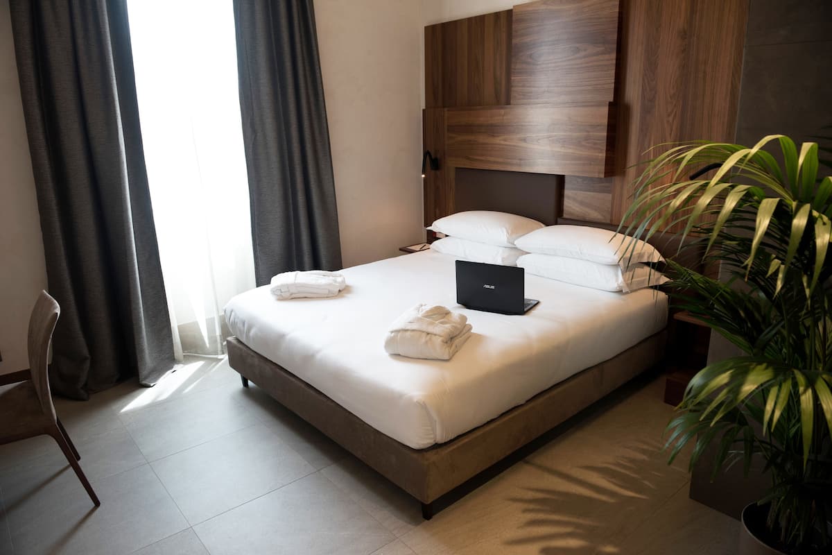 Suite, 1 King Bed with Sofa bed | 1 bedroom, minibar, in-room safe, laptop workspace