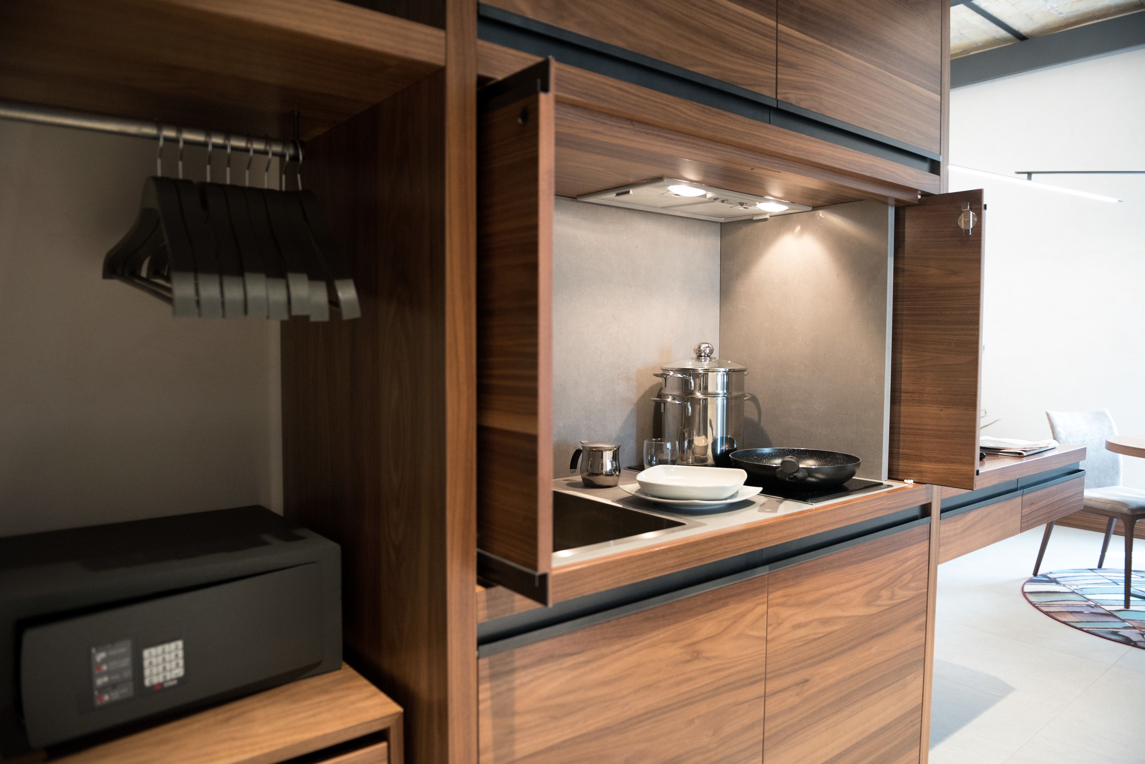 行政套房, 1 张特大床和 1 张沙发床 | 私人简易厨房 | 大冰箱、微波炉、茶具/咖啡用具、电热水壶