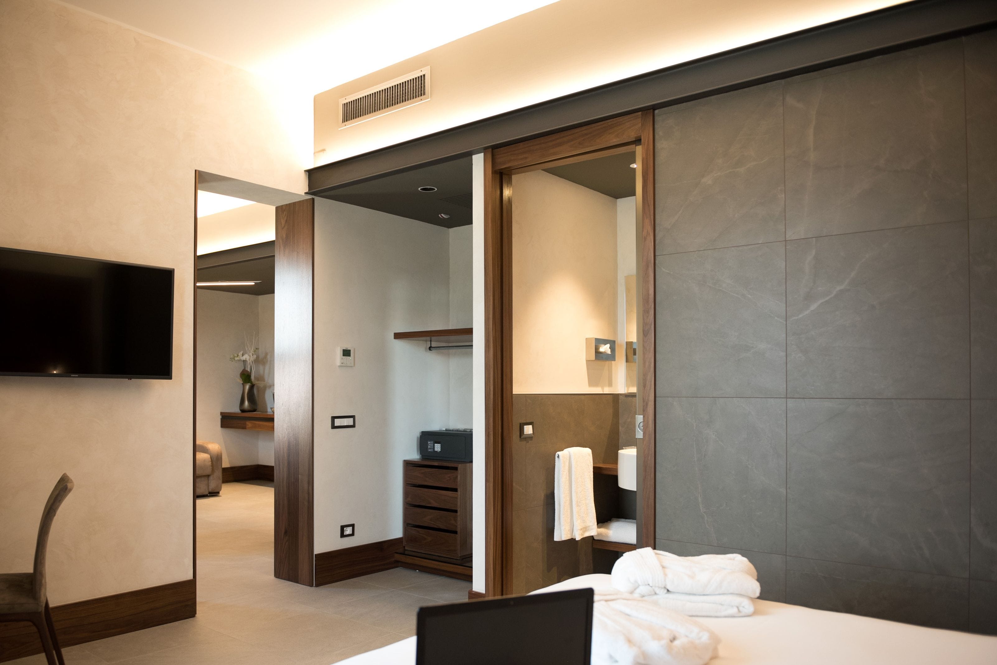 行政套房, 1 张特大床和 1 张沙发床 | 1 多间卧室、迷你吧、客房内保险箱、笔记本电脑工作区