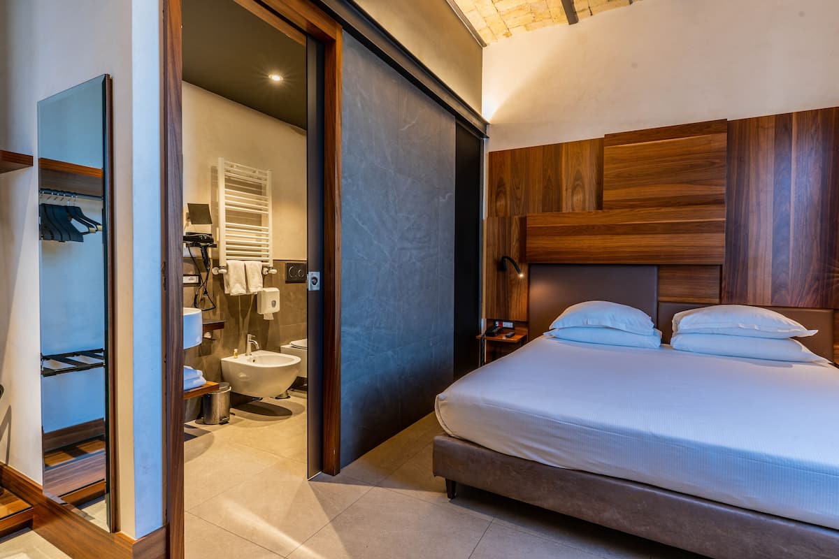 Executive Suite, 1 King Bed with Sofa bed | 1 bedroom, minibar, in-room safe, laptop workspace