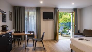 Estudio, 1 cama doble con sofá cama, accesible para personas con discapacidad, en la zona del jardín | Zona de estar | Una televisión de pantalla plana