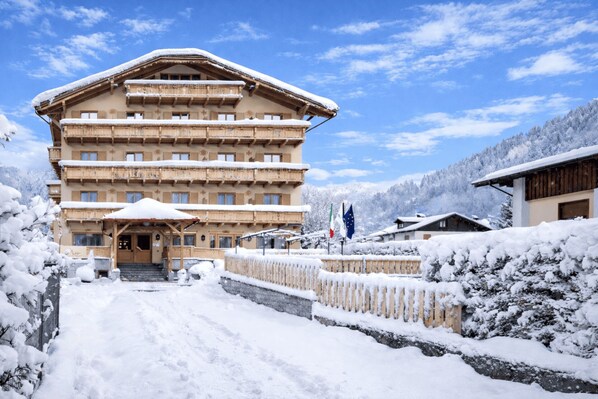 A multi-story hotel with a traditional Alpine architectural style, featuring balconies and a snow-covered exterior. - Beverly Alps Hotel & Spa (Pinzolo)