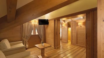 Deluxe Suite | 1 bedroom, minibar, in-room safe, free WiFi