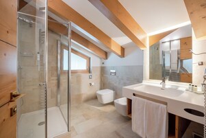 Suite Deluxe | Baño | Artículos de higiene personal gratuitos, secador de pelo y toallas