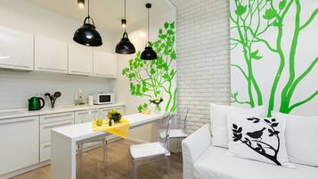 Signature-Studio | Eigene Küche | Mini-Kühlschrank, Mikrowelle, Herdplatte, Wasserkocher