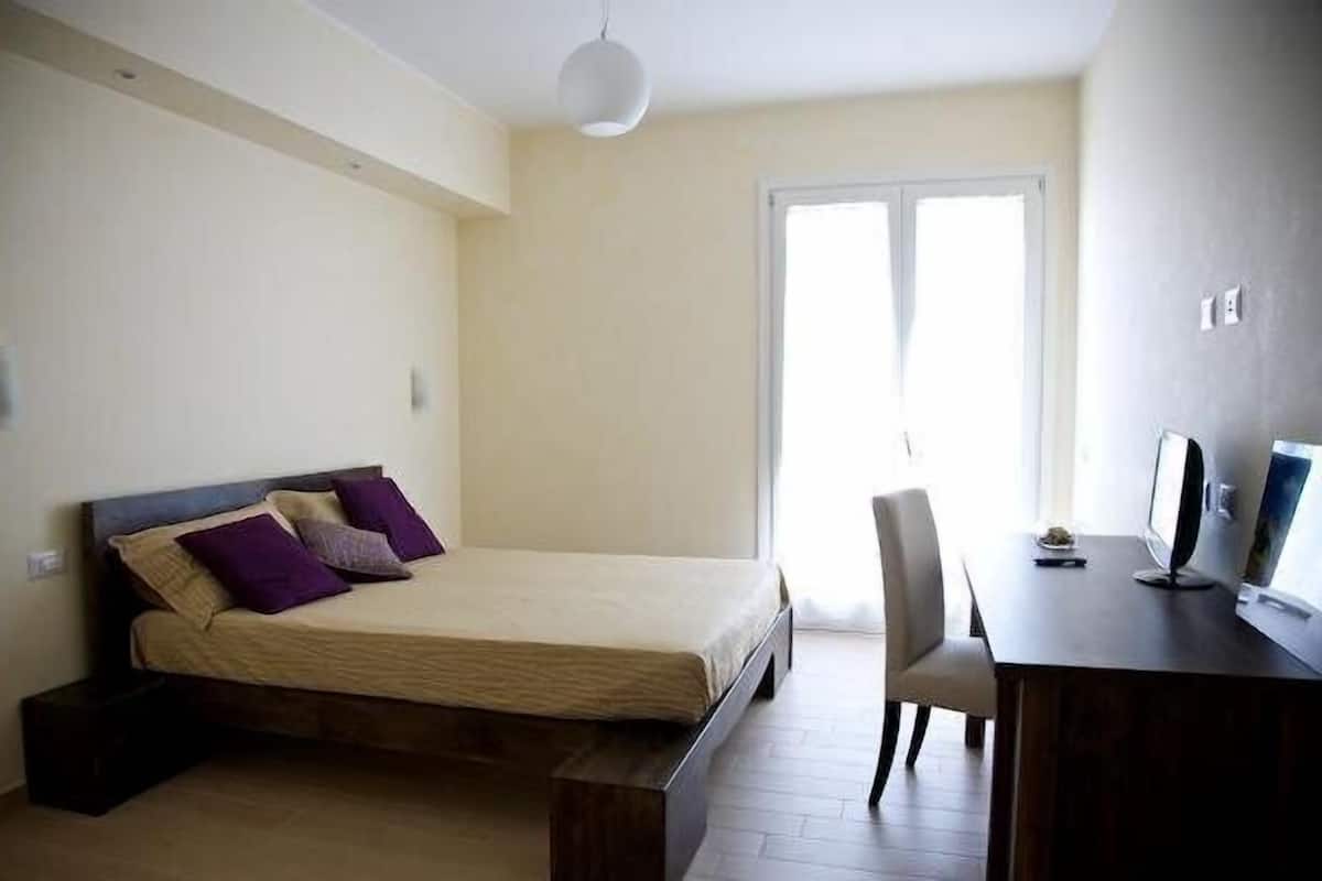Habitación doble | Escritorio, insonorización, tabla de planchar con plancha y cunas