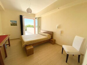 책상, 방음 설비, 다리미/다리미판, 유아용 침대