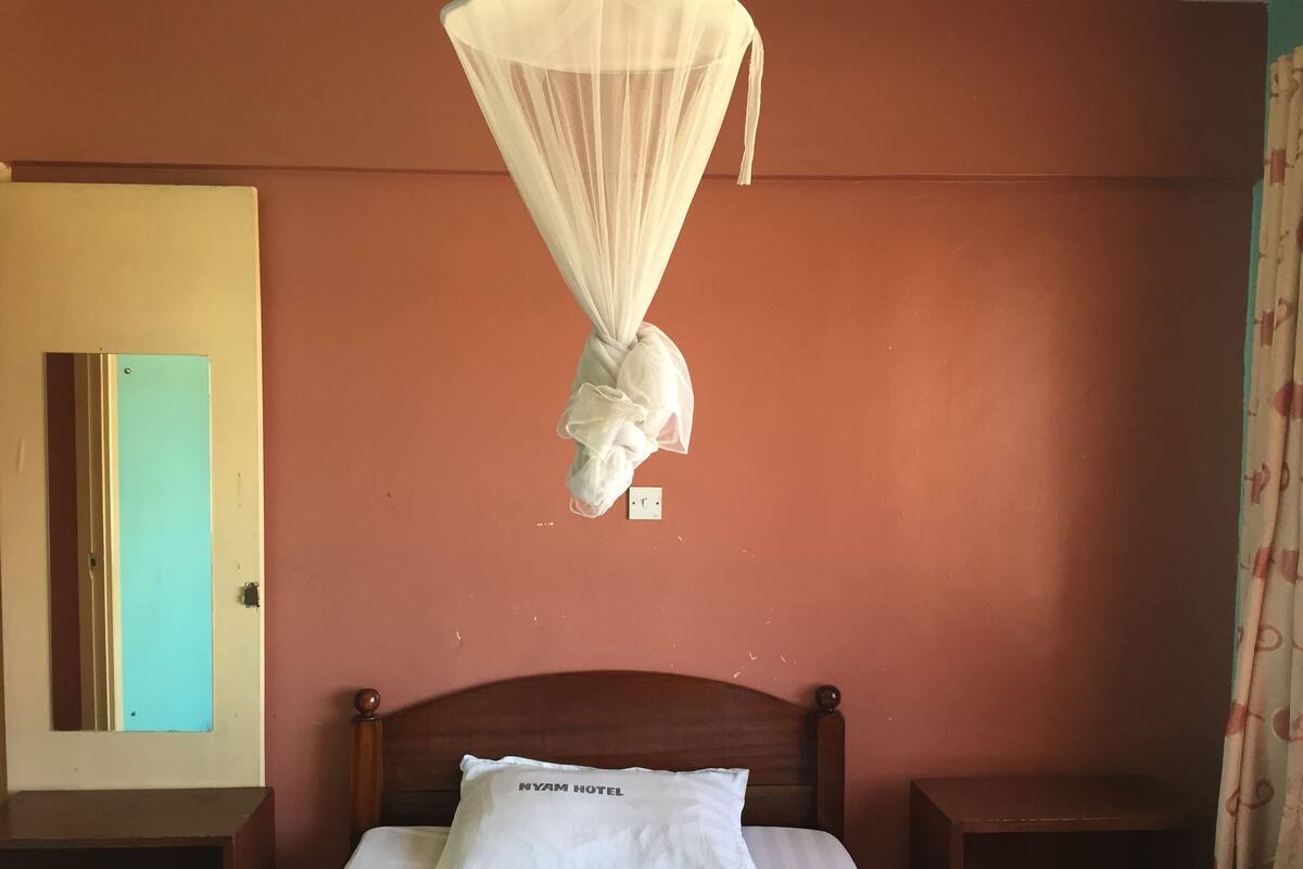 Single Room | In-room safe, desk, WiFi (free)
