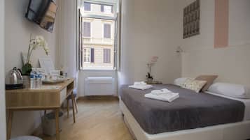 Zimmersafe, Schreibtisch, schallisolierte Zimmer, Bügeleisen/Bügelbrett