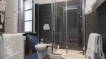 Een douche, gratis toiletartikelen, een haardroger, handdoeken