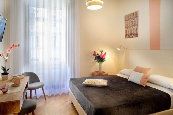 1 dormitori, caixa forta a l'habitació i escriptori 