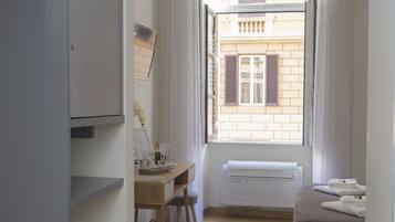 Zimmersafe, Schreibtisch, schallisolierte Zimmer, Bügeleisen/Bügelbrett