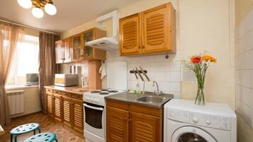 Apartment, 1 Schlafzimmer (Lunacharskogo, 137-63) | Eigene Küche | Kühlschrank, Mikrowelle, Wasserkocher, Kochgeschirr/Geschirr/Besteck