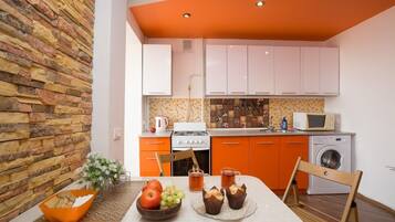 Apartment, 1 Schlafzimmer (Malysheva, 84-365) | Eigene Küche | Kühlschrank, Mikrowelle, Wasserkocher, Kochgeschirr/Geschirr/Besteck